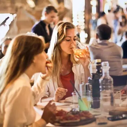 Cena tra amici in trattoria